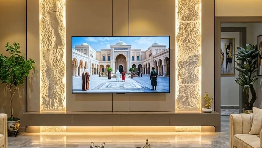 ديكورات شاشة تلفزيون مودرن في الدمام والخبر | تصميم الجدار وتركيب الإضاءة 