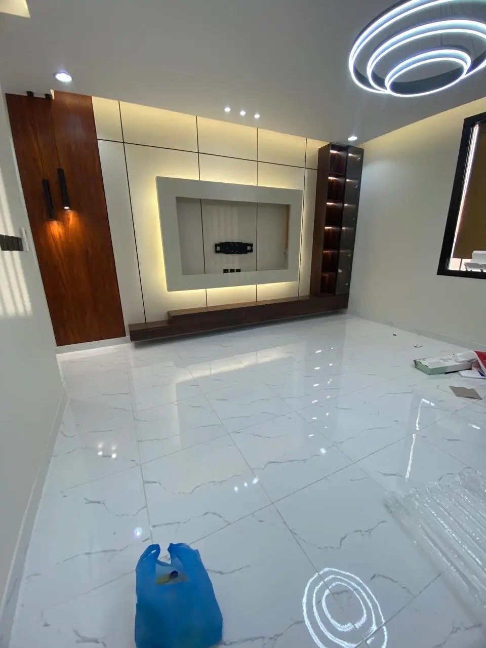 تصميم جدار تلفزيون في رأس تنورة | ديكورات شاشات معلقة مع إضاءة مخفية